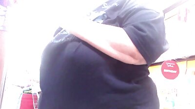 Menina negra com uma bunda grande experimentando um galo vídeo pornô só de mulher preta branco para ver o tamanho