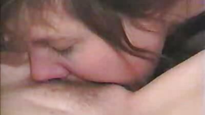 Uma vídeo pornô só as mulher gostosa morena de seios naturais nos mostra como recebe um pau