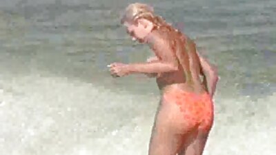 Uma vovó ruiva com peitos grandes está tendo gozada na vídeo pornô de mulher da bundona buceta