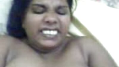 Uma loira com uma bunda sexy está abrindo as pernas para o namorado vídeo de pornô de mulher negra