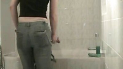 Uma vadia com um vídeo de pornô mulheres gostosas rack incrível está no banheiro, se fodendo