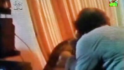 Uma vídeo pornô só de mulher morena adolescente negra com peitos grandes está gozando na cara