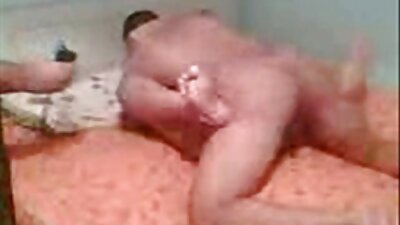 Um bebê cheio de luxúria está de assistir vídeo pornô mulher costas na cama, transando com um cara
