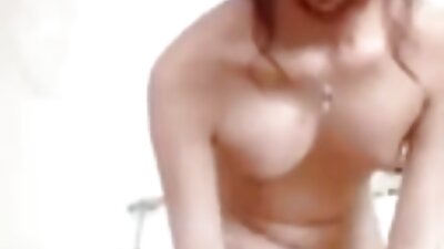 A ruiva madura gostosa vídeo de pornô com mulheres gostosas está abrindo sua boceta no jardim para seu homem