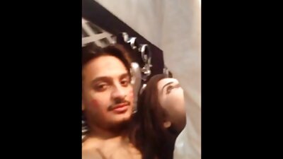 Sexo sensual termina para morena vídeo pornô mulher bunduda atraente com esperma nos pés