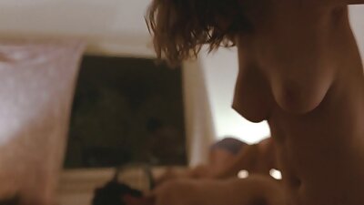 Uma loira está sendo penetrada e também lambida no sofá pelo seu homem filme pornô brasileiro com mulher negra