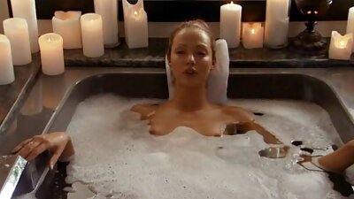 Mel asiático está sendo batido por filme pornô mulher com mulher brasileira um cara negro em uma cena inter-racial