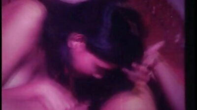 Uma garota com cabelo comprido e uma bucetinha sexy é agarrada por sua bunda sexy videos pornos de mulheres gostosas