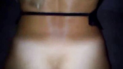 Garota com um top delicioso vídeo pornô com as mulheres mais bonitas está tendo os peitos fudidos com força