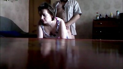 Big boobied MILF dá filme de sexo com mulheres morenas educação sexual para o jovem casal tímido