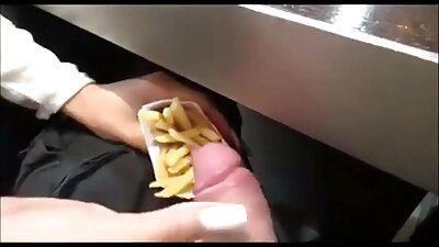 Uma morena vídeo de pornô de mulheres gostosas sexy tem sua buceta molhada fodida por uma grande ereção