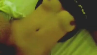 Uma garota xvídeos pornô mulher brasileira que tem cabelo preto e peitos grandes está sendo fodida na cama