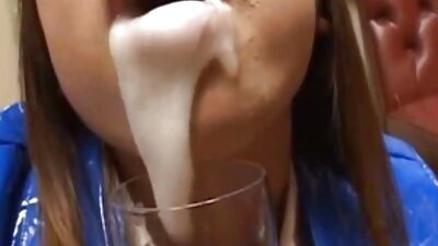 uma morena vídeo pornô brasileiro mulheres gostosas com um belo par de seios é penetrada nos lençóis da cama