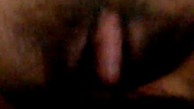 Uma vídeo pornô de mulheres gostosas vagabunda magrinha que tem peitos naturais está gozando na boca