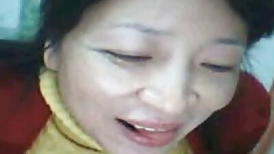 Uma garota é pressionada video porno mulher gozando na pica contra a cama e fodida em sua boceta molhada