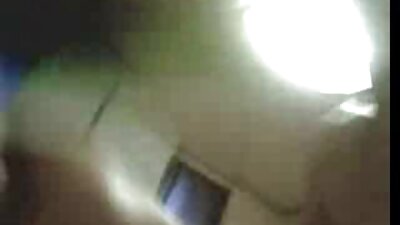 Uma vovó com cabelo curto está sendo fodida em vídeo pornô de mulher gostosa metendo sua velha boceta cinza